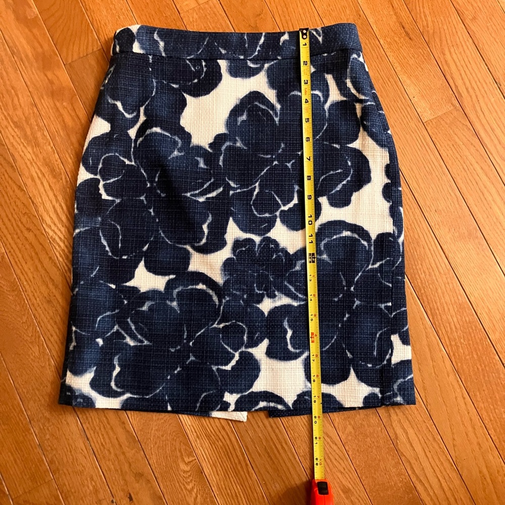 J. Crew Canterbury Bells Navy Floral Pencil Skirt size 0 - Picture 8 of 9